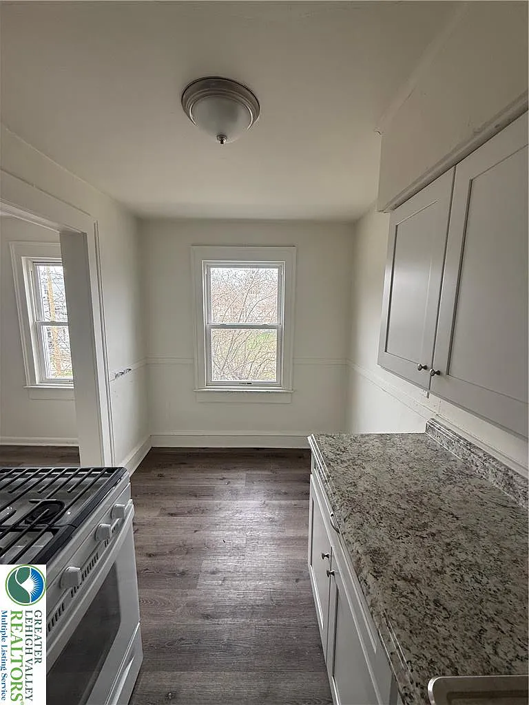 1 bed, 400 sqft, $900 — Photo 3