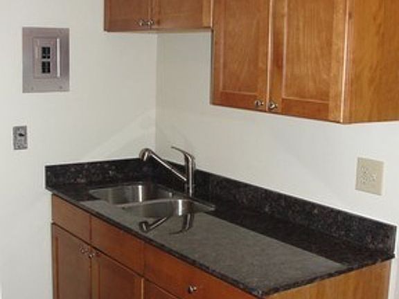 4th image of 723 Woodlawn Ave APT 109