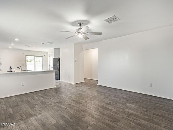 4th image of 4061 E Braddock Dr