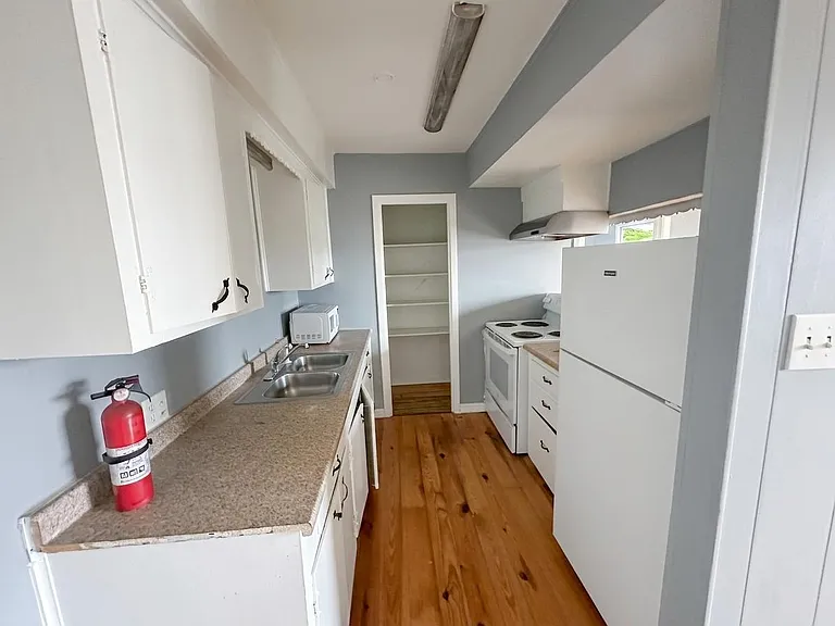 1109 8th St #7 — Photo 4