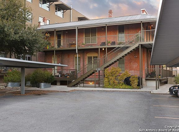 4th image of 831 S Flores St