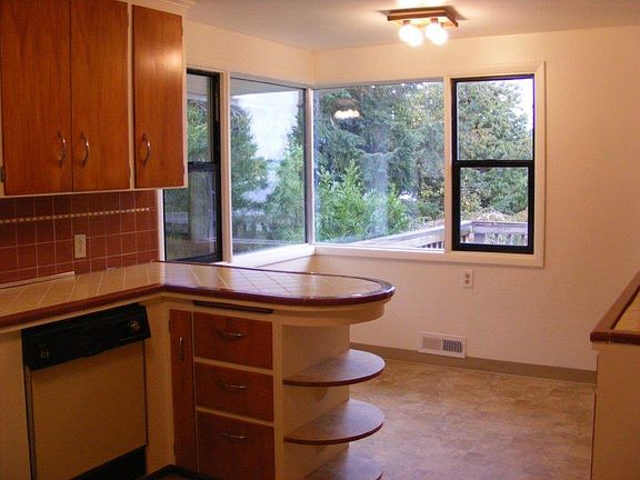 5th image of 4404 Patrician Ln W