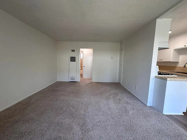 1219 Barry Ave #3 — Photo 2
