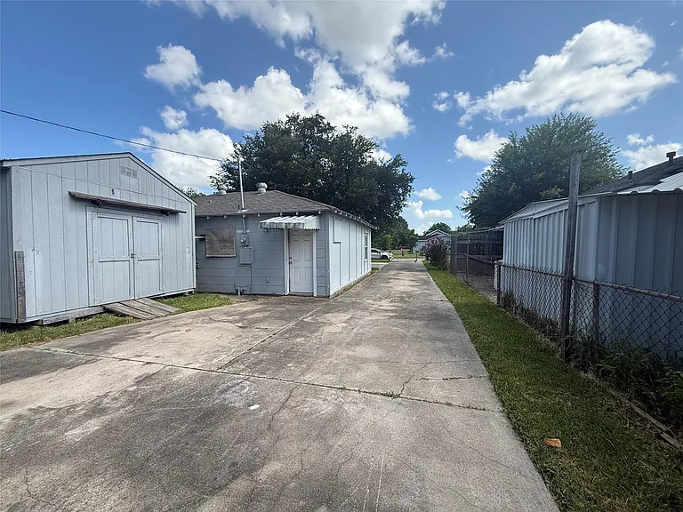 1321 Taylor Ave — Photo 5