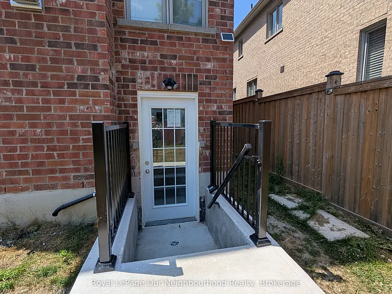 31 Terry Cres #LOWER — Photo 10