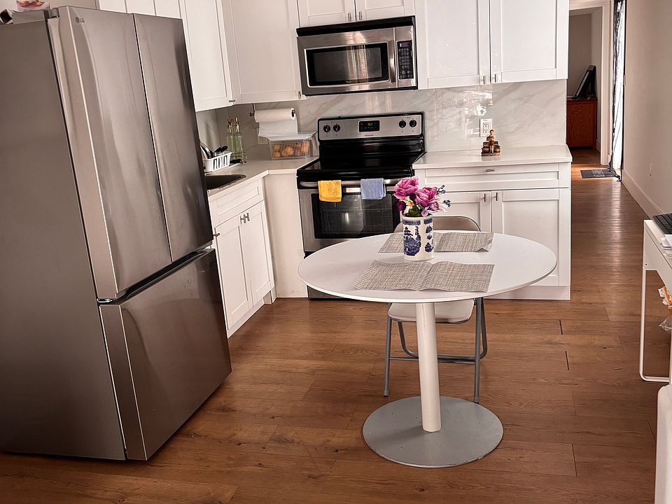 2nd image of 812 Cypress Ln
