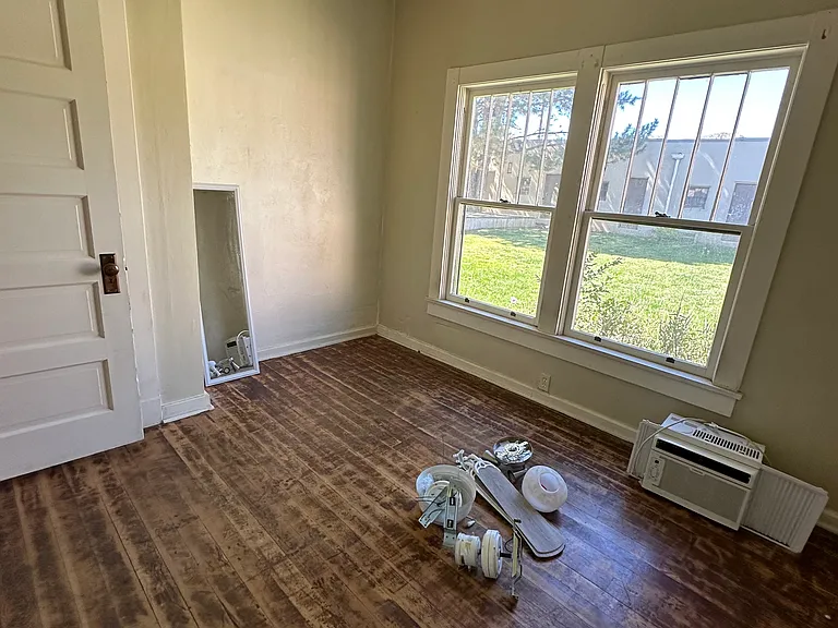 1823 E 2nd Ave — Photo 8