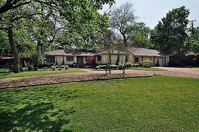 1st image of 304 W Greenbriar Ln