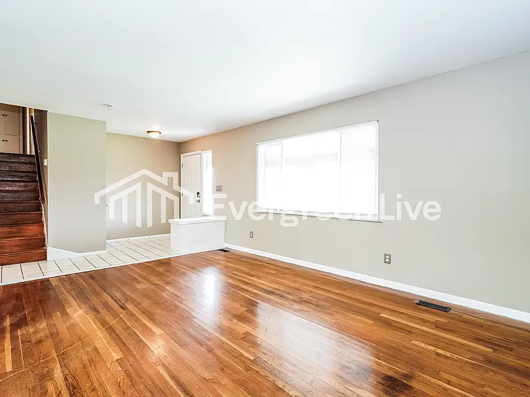 2644 Queensway Dr — Photo 5
