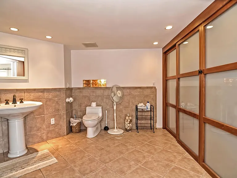 660 Washington St — Photo 32