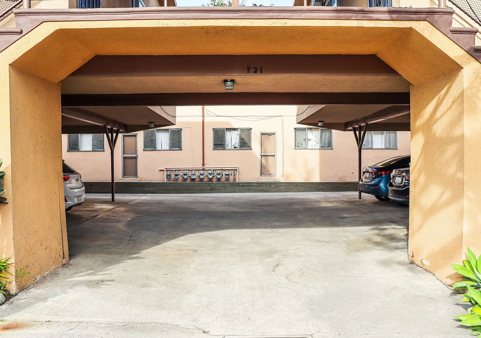 721 Cordova — Photo 4