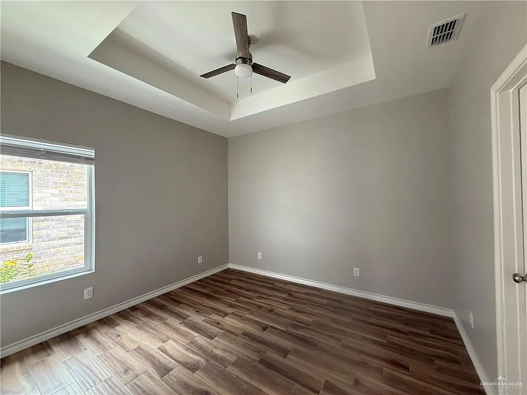 3 bed, 2.0 bath, 4032 sqft, $1,200 — Photo 4