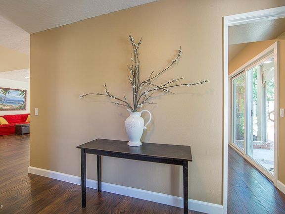4th image of 680 Woodlawn Dr