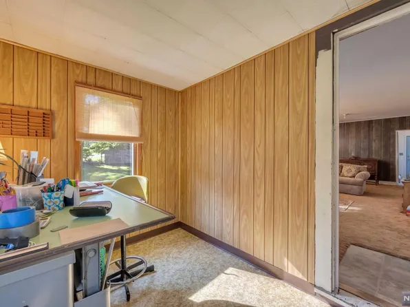 21 Cooper Rd, Oak Ridge, NJ 07438