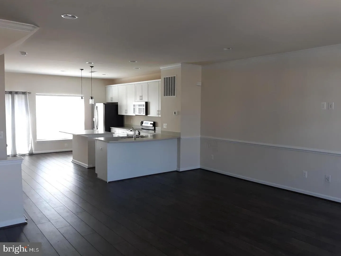 3 bed, 2141 sqft, $3,200 — Photo 4