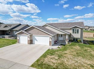 502 Granite Dr, Bismarck, ND 58503