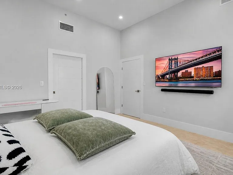 6917 Collins Ave #L-107 — Photo 16