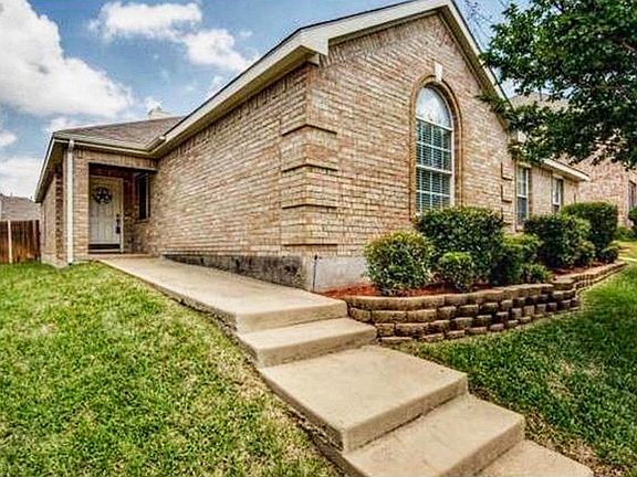 2nd image of 2828 Bradford Oaks Dr