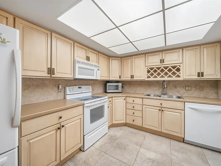 5108 Brittany Dr S #607 — Photo 7