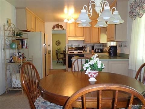 4th image of 32363 Crestwood Ln