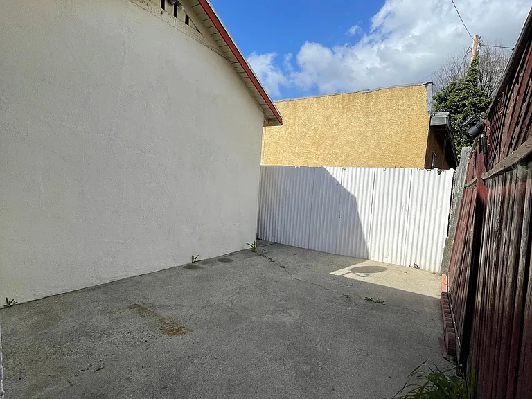 150 N Hicks Ave — Photo 16