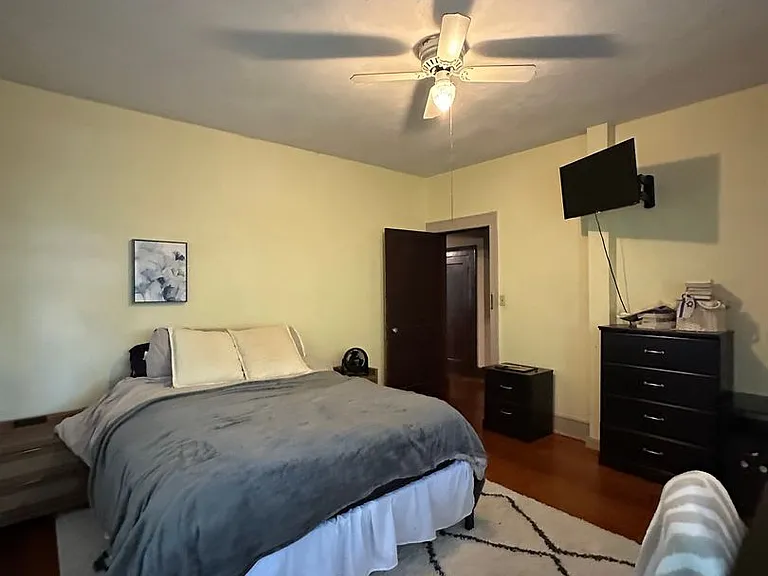 Beautiful downtown quad. 1 and 2 bed units available now. Pets allowed. — Photo 18