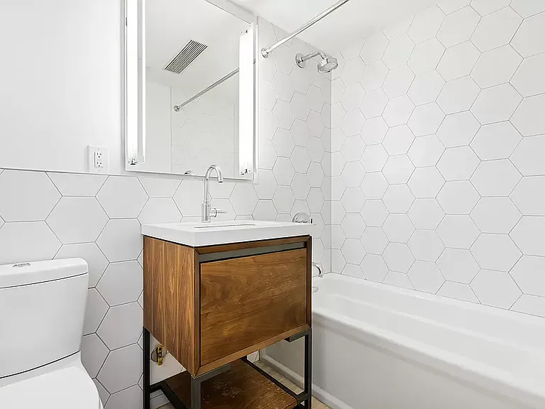 245 Manhattan Ave #4A — Photo 9