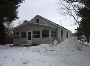 8 E Barton St, Newaygo, MI 49337
