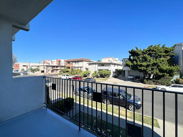 1613 Barry Ave #5 — Photo 11