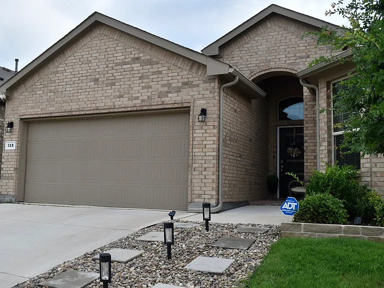 328 Dunmore Dr — Photo 5