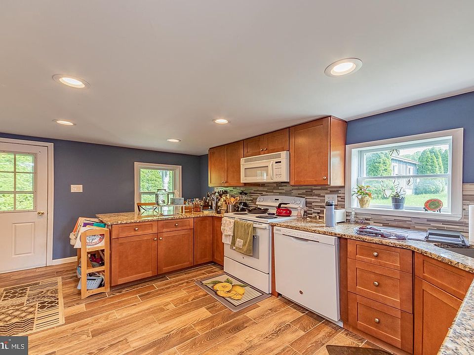 33 W Main St, Elverson, PA 19520 Zillow