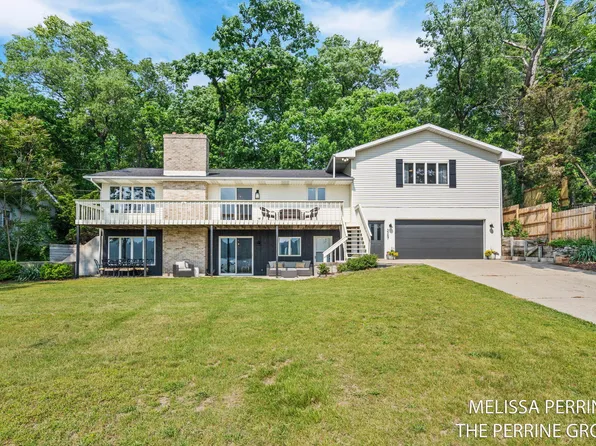 3267 Shadyside Dr NE, Grand Rapids, MI 49525