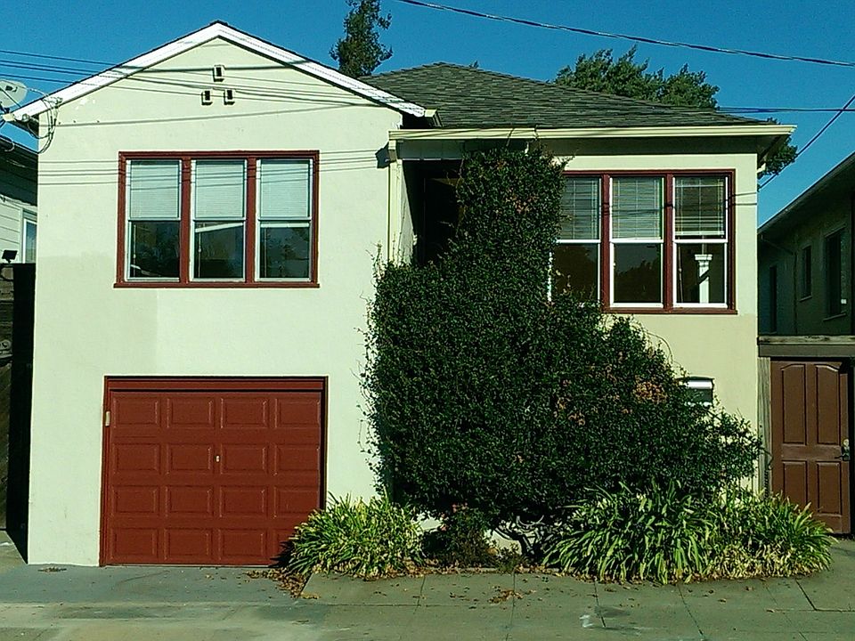 Private entrance from Powell St