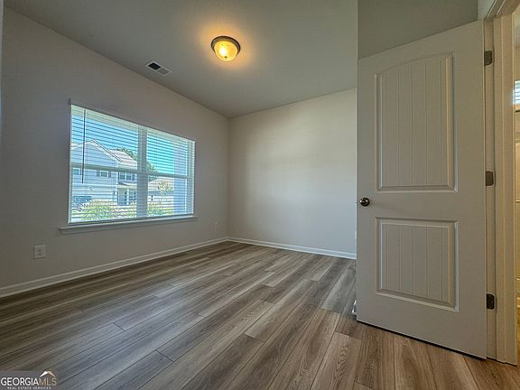 5th image of 202 Sycamore Ln