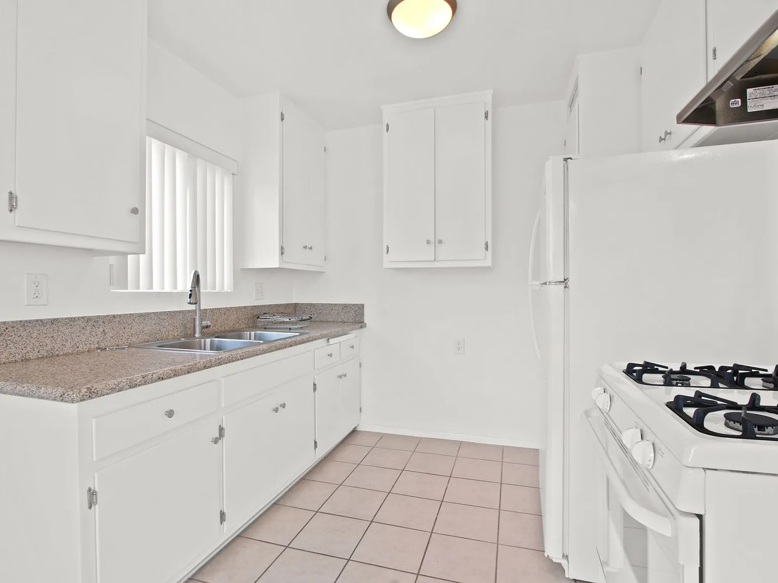 1531 Harvard St in Santa Monica - steps to Water Garden and SM Blvd! — Photo 2