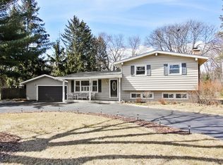 30370 N Oak Grove Ave, Libertyville, IL 60048