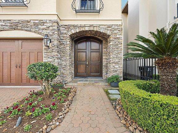 4th image of 52 Briar Hollow Ln #E