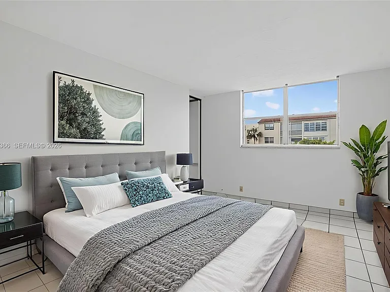 2821 Somerset Dr #317 — Photo 6
