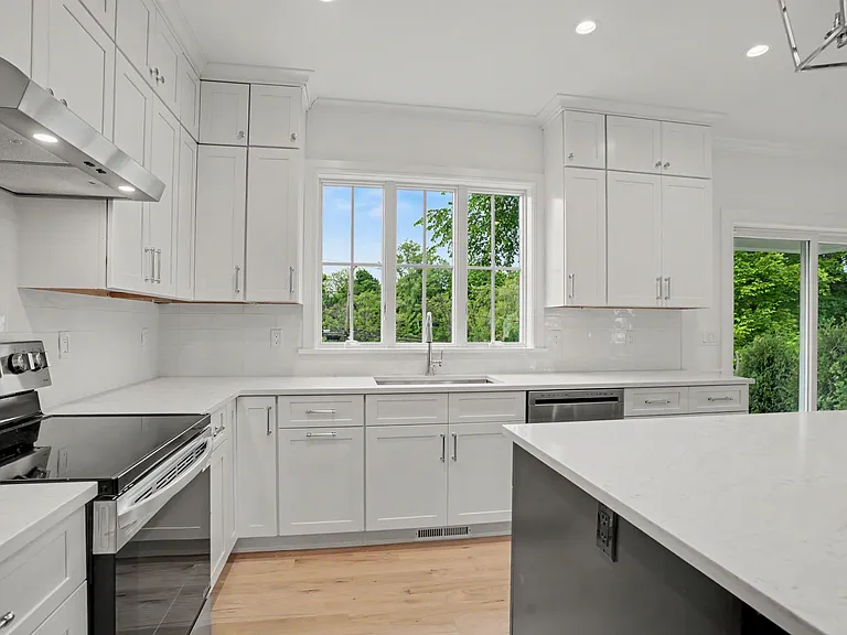 Showcasing Quartz Countertops and Stainless_Steel Appliances