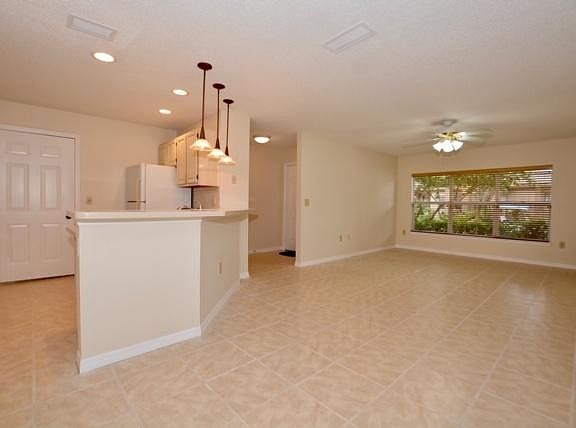 5th image of 807 Island Walk Dr