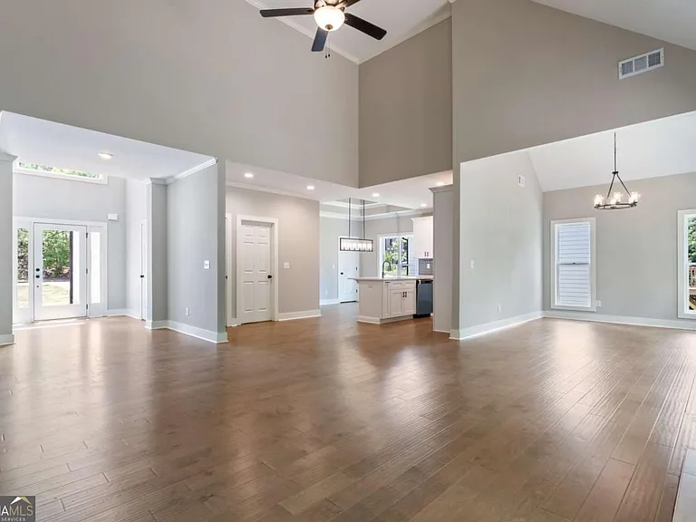 380 Ansley Dr — Photo 3