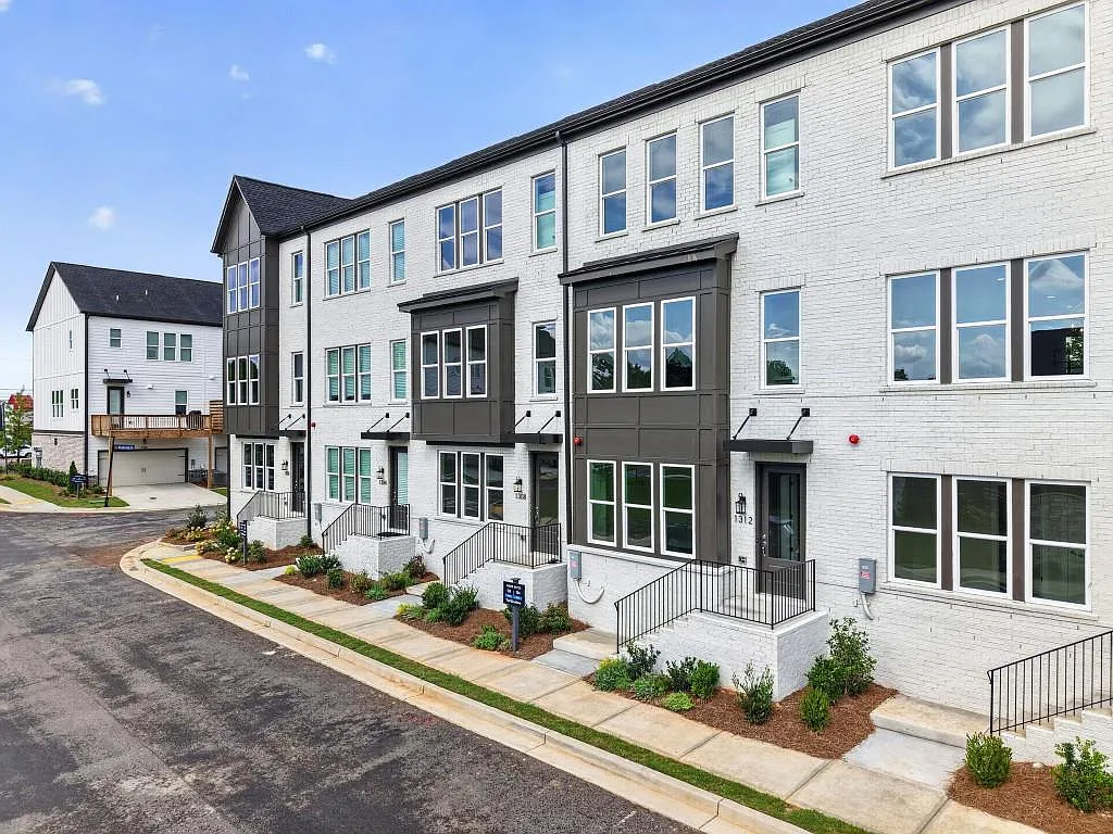 3 bed, 3.5 bath, 1919 sqft, $3,800 — Photo 3