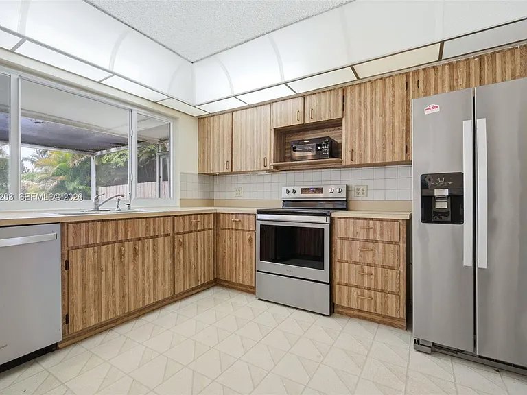 920 NW 92nd Ave — Photo 31