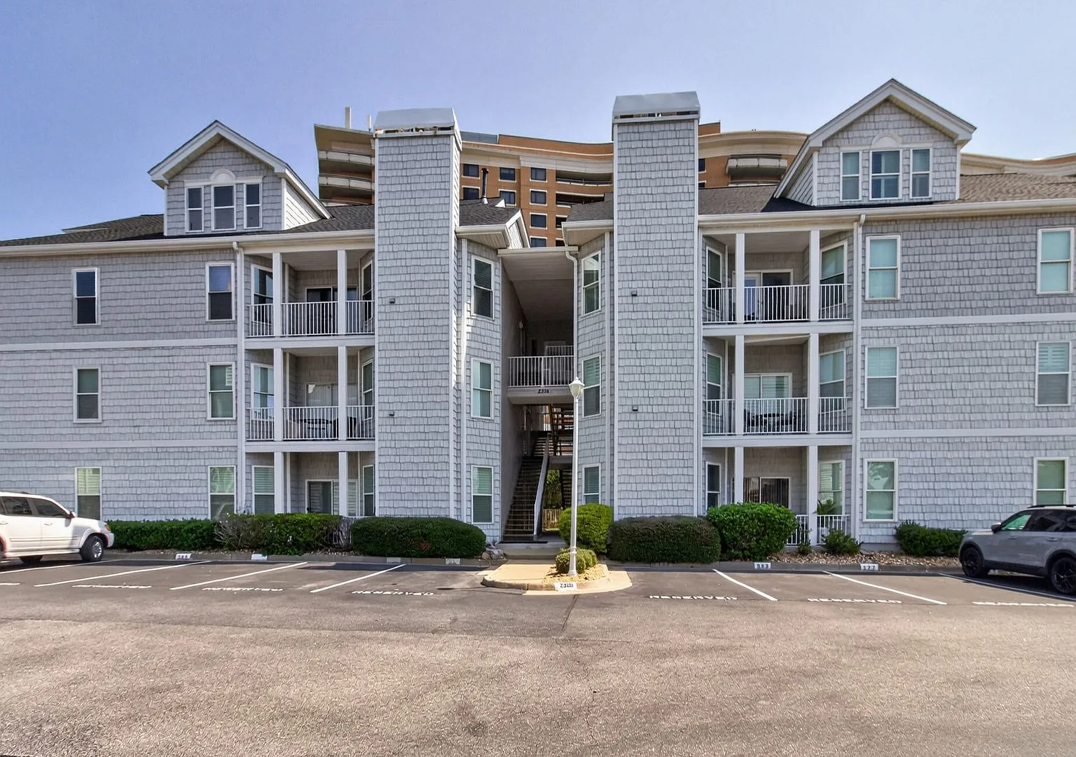 Great condo in great location — Photo 1