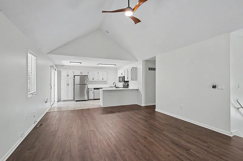 3 bed, 2.5 bath, 1600 sqft, $1,995 — Photo 4