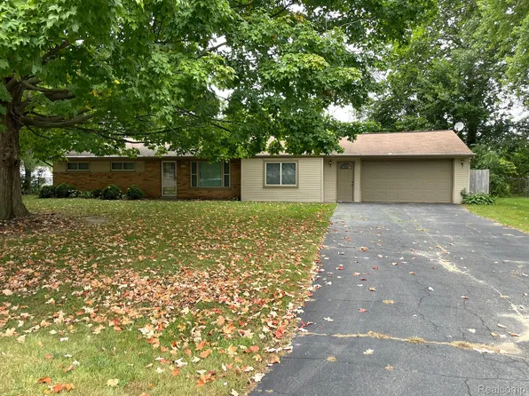 6300 Crab Apple St, Clarkston, MI 48346