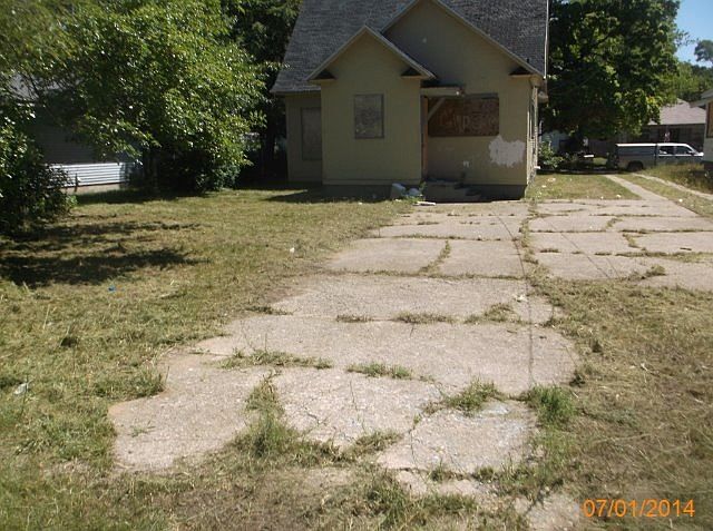 2nd image of 2305 Baker St