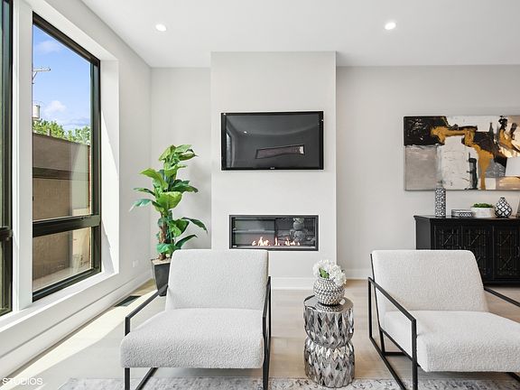 4th image of 2424 N Linden Pl #101