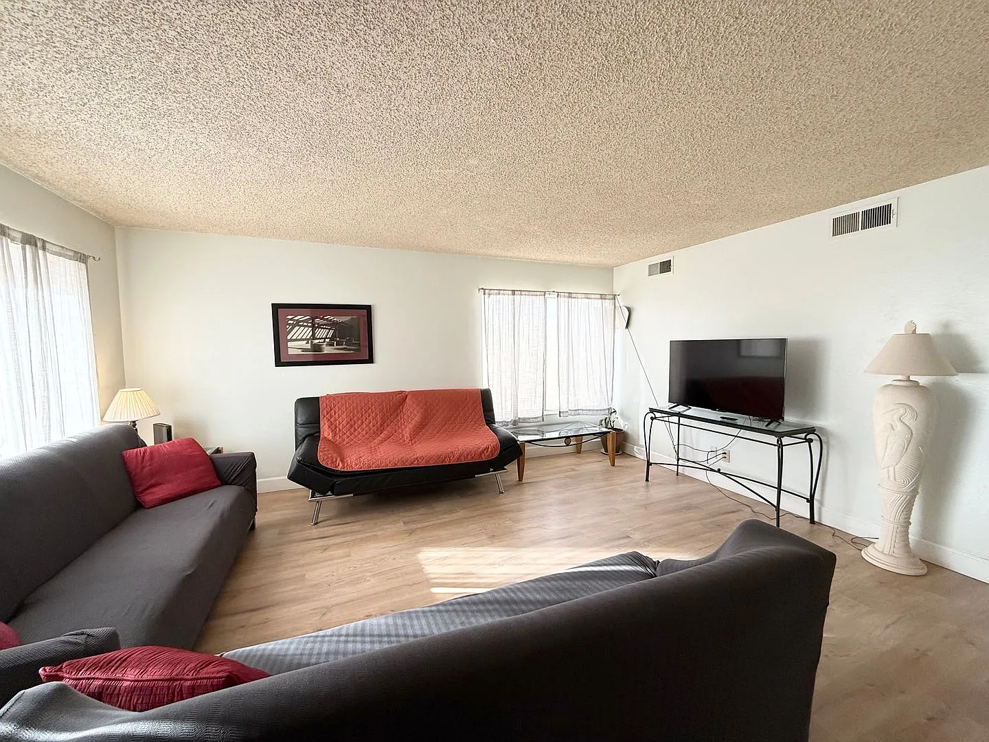 Fully Furnished 4-Bedroom Home in Prime Central Las Vegas Location — Photo 3
