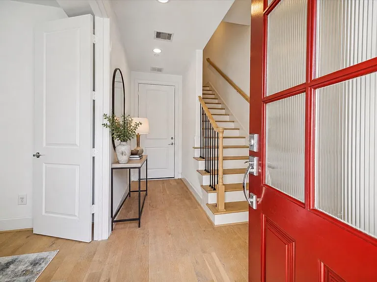 2714 Harvard St — Photo 5